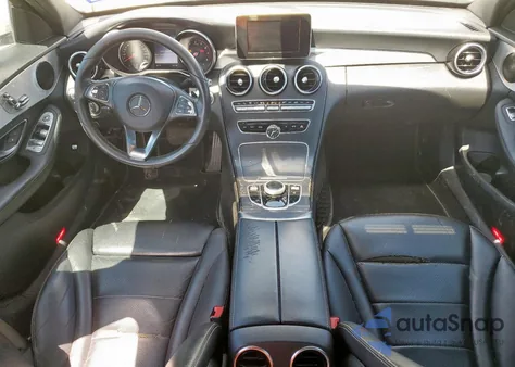 2018 Mercedes-Benz C 300 z USA, uszkodzony, nr VIN 55SWF4JB7JU271803